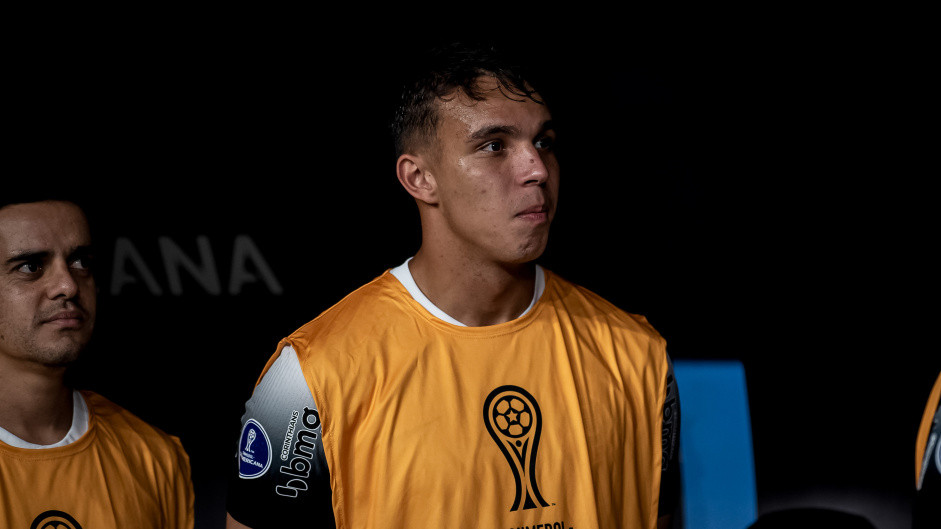 Corinthians aguarda ofertas por Giovane para liberao antecipada