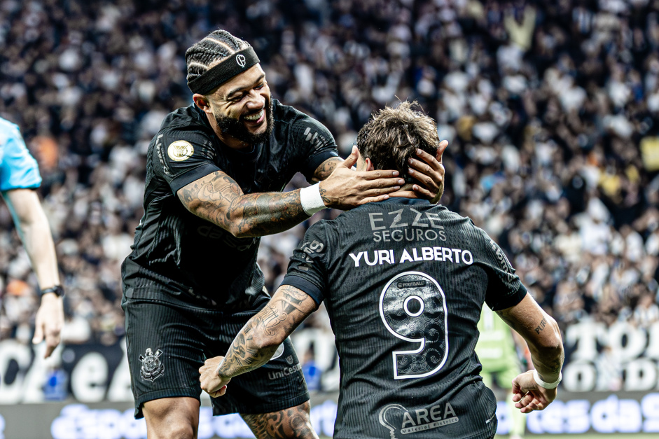 DUPLA AFINADA! Corinthians bate Cruzeiro com gols de Yuri e Memphis!