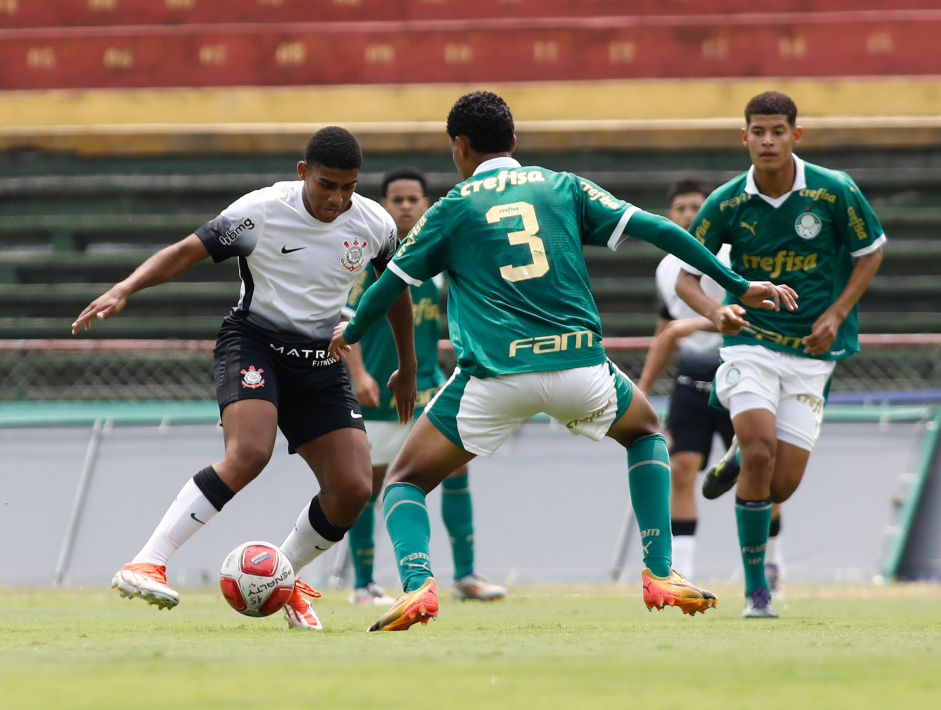 Gui Nego tentando drible