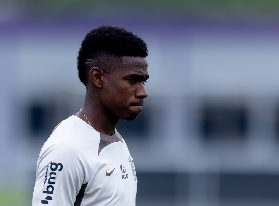 Félix Torres perde espaço no Corinthians e vira problema em meio ao transfer ban
