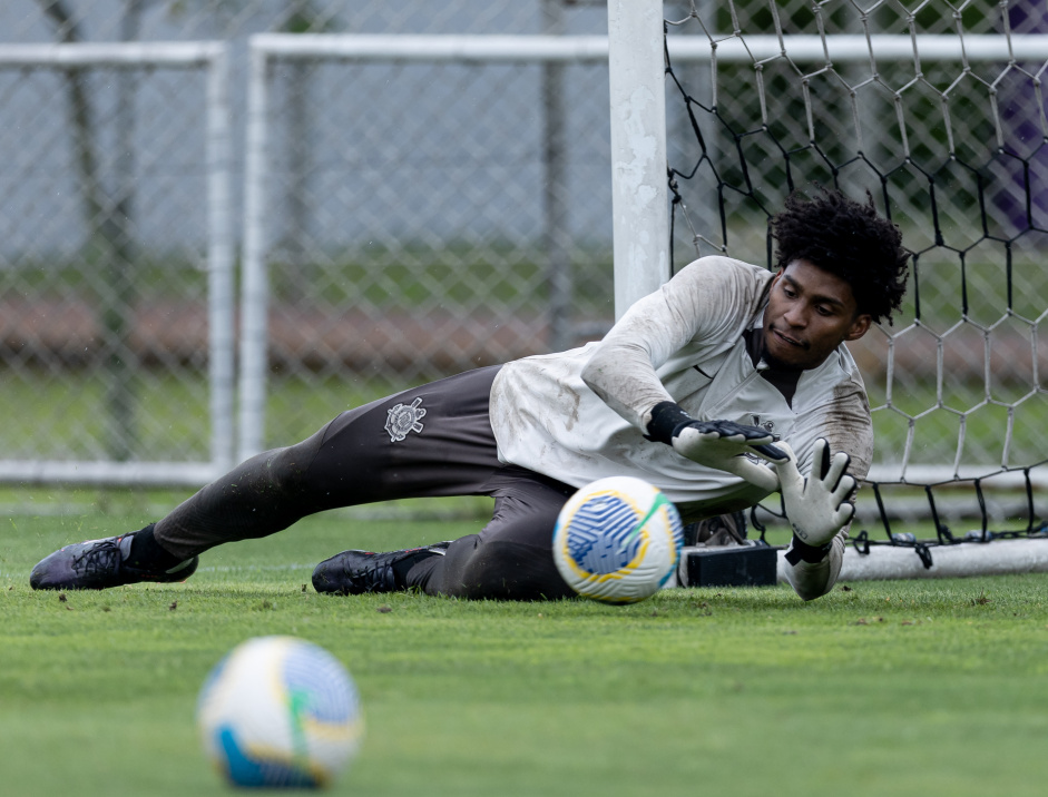 Hugo Souza é comprado pelo Corinthians de forma oficial