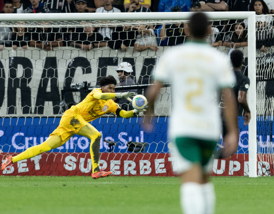 Hugo Souza agarrando chute de atacante do Palmeiras em Drbi