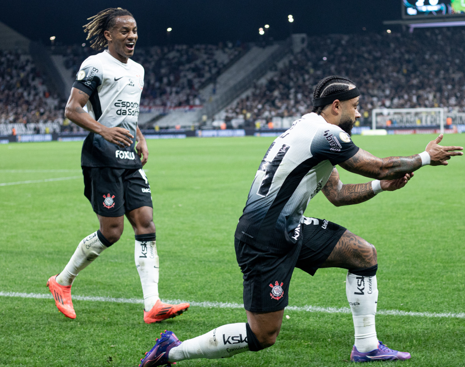 Memphis Depay e Carrillo comemorando o gol anotado pelo holands