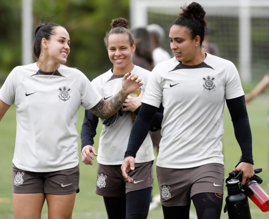 Nicole valoriza competição com goleira histórica do Corinthians e elogia  companheiras