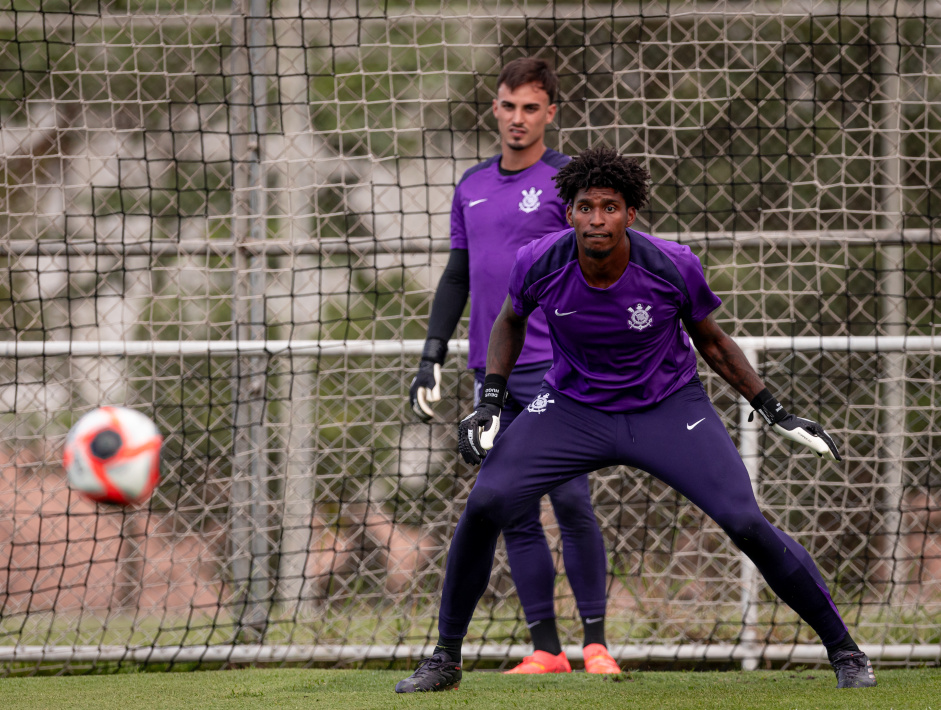Hugo Souza e Matheus Donelli em ao no treino do Corinthians