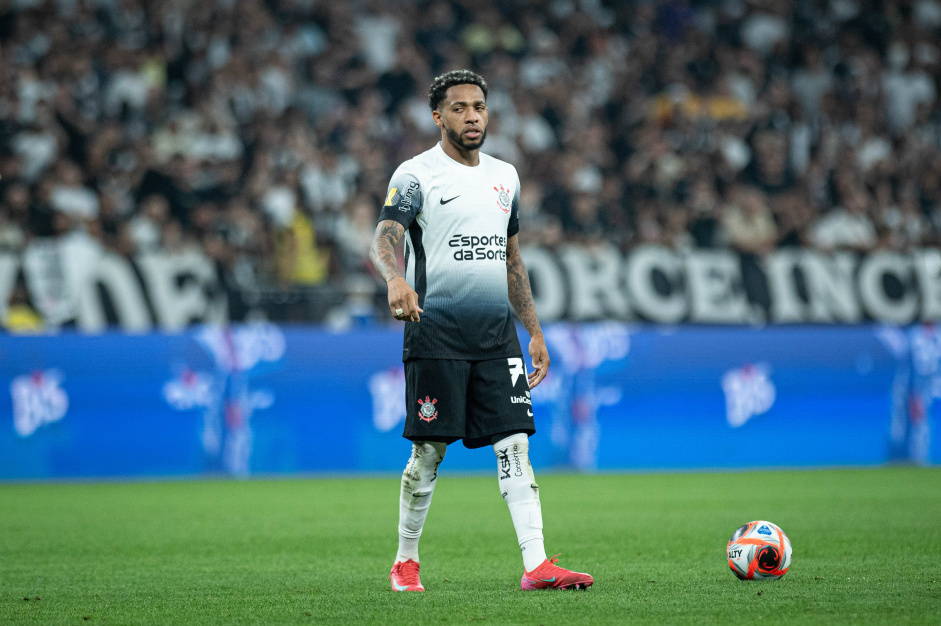 Jos Martnez em campo para jogo do Corinthians no Estadual