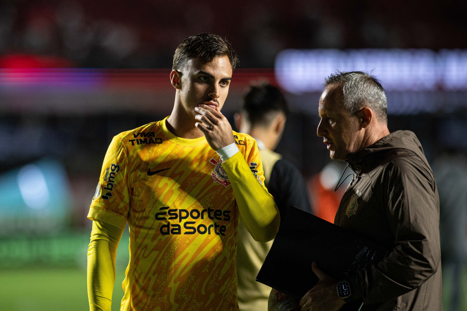 Matheus Donelli vive momento de presso na meta do Corinthians