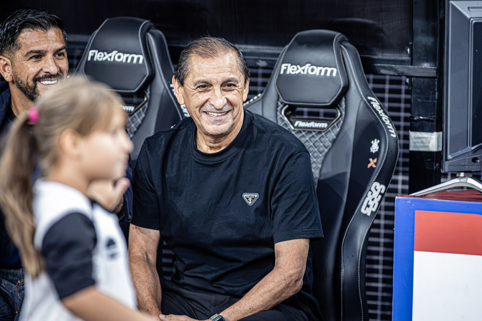 Ramn Daz mostra fora em casa e entra no pdio dos melhores tcnicos do Corinthians no estdio