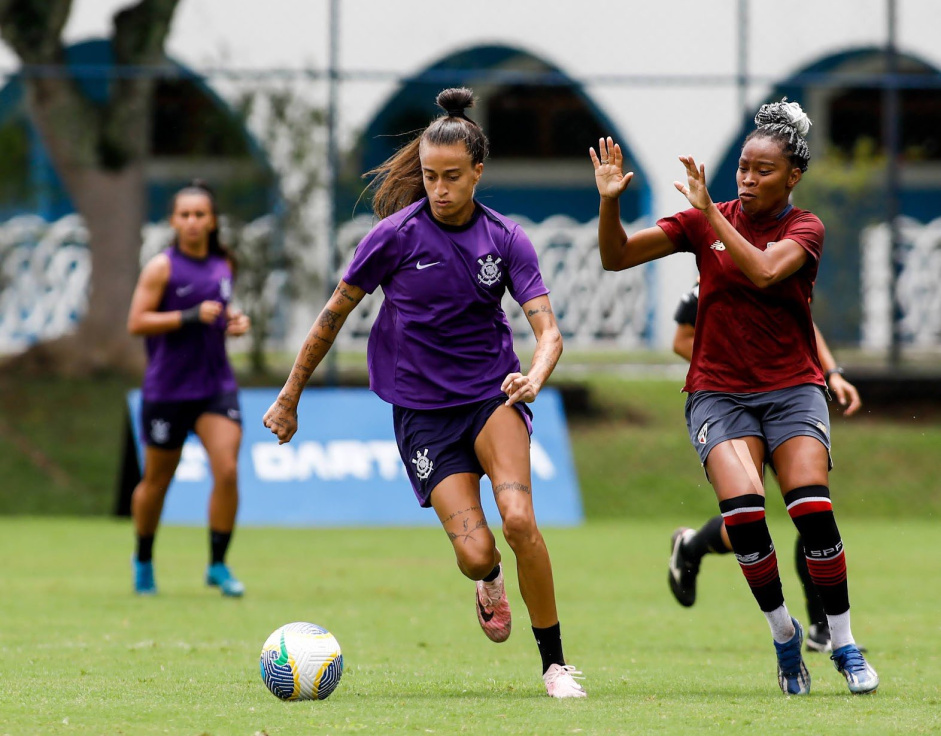 Ariel Godoi, no centro da imagem, durante jogo-treino contra o So Paulo na pr-temporada