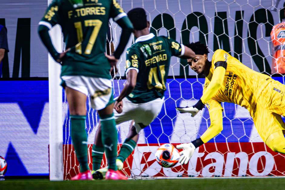 Hugo Souza defendeu o pnalti cobrado por Estevo