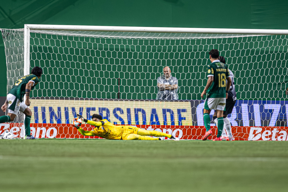 Hugo Souza foi um dos responsveis pelo empate no Allianz Parque ao defender pnalti nos acrscimos
