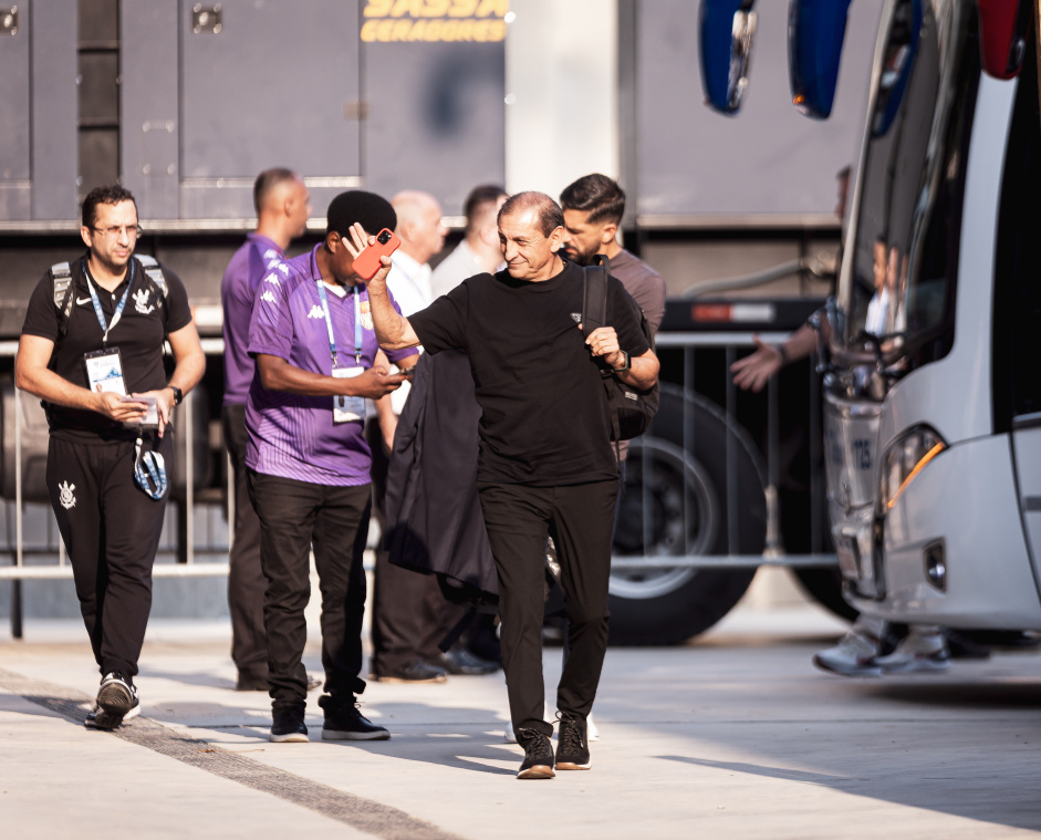 Ramn Daz e delegao do Corinthians em chegada para o jogo contra a Portuguesa