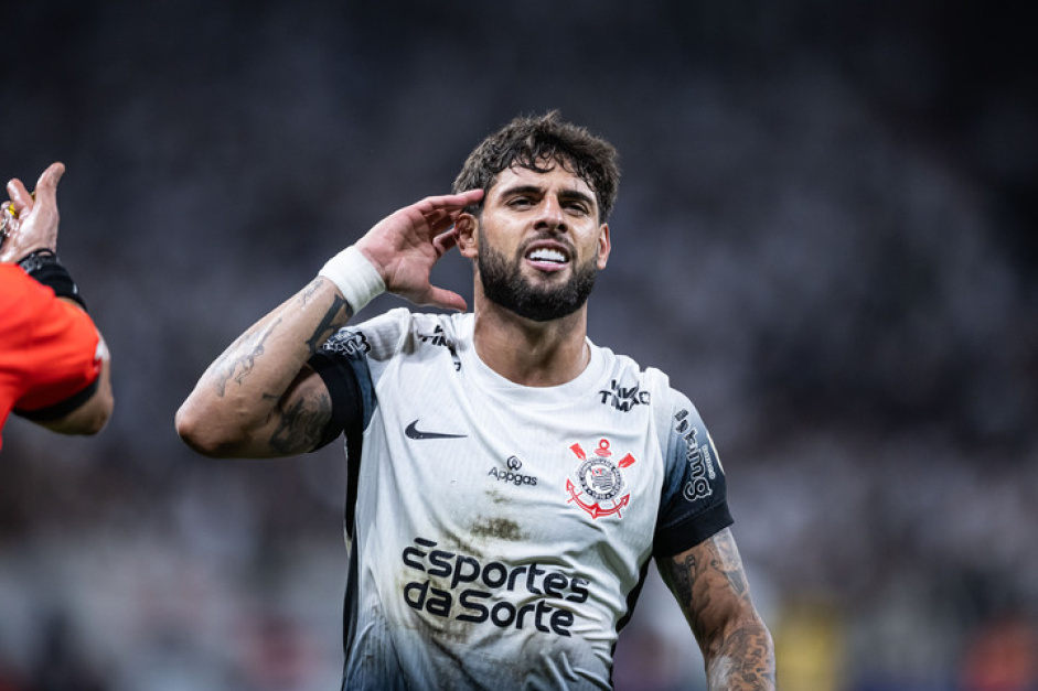 Yuri Alberto recebe homenagem com itens personalizados na final do Paulisto