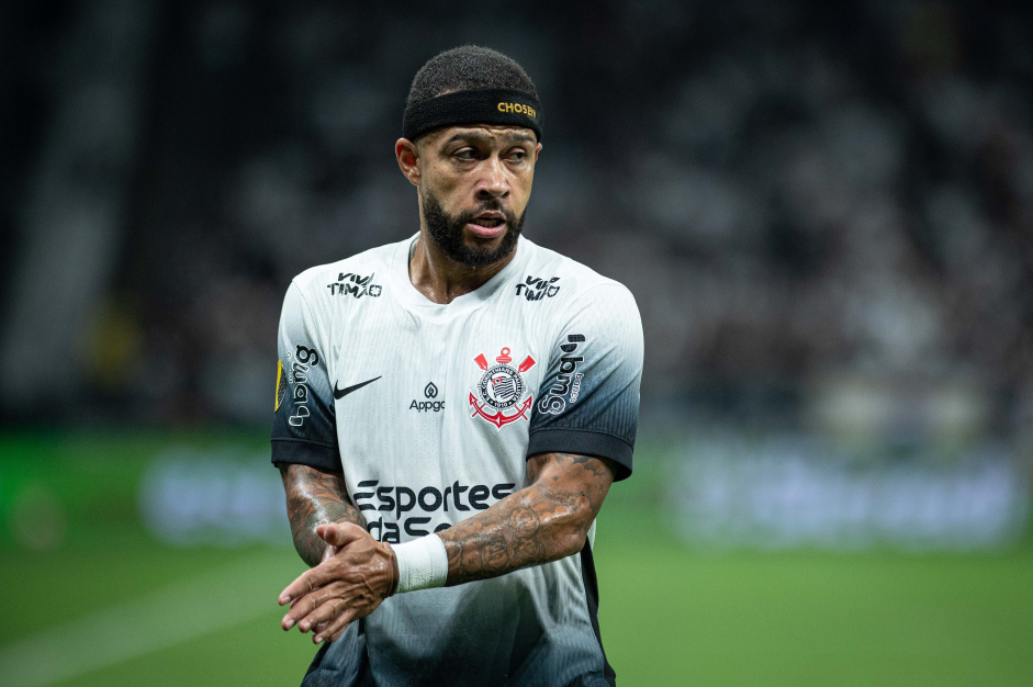 Memphis Depay em campo pelo Estadual
