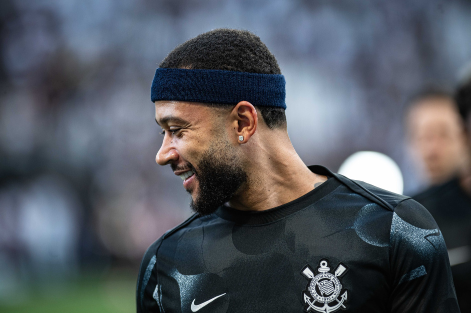 Memphis Depay no aquecimento de jogo decisivo pelo Estadual