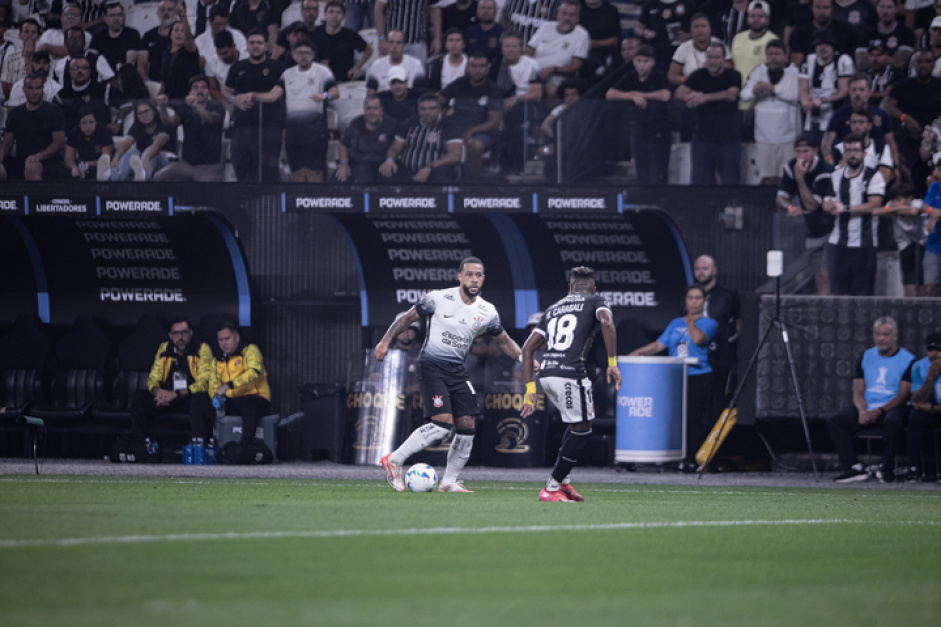 Memphis Depay foi titular na eliminação do Corinthians na Copa Libertadores