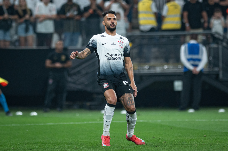 Raniele durante o duelo contra o Barcelona de Guayaquil na Neo Qumica Arena