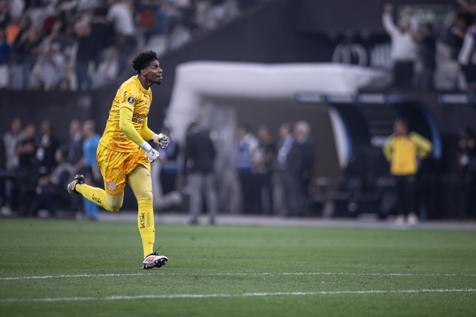 Hugo Souza est de volta ao Corinthians aps se recuperar de leso na coxa