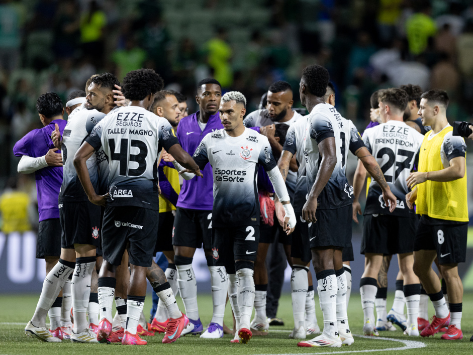 Elenco do Corinthians comemora vitria no Drbi