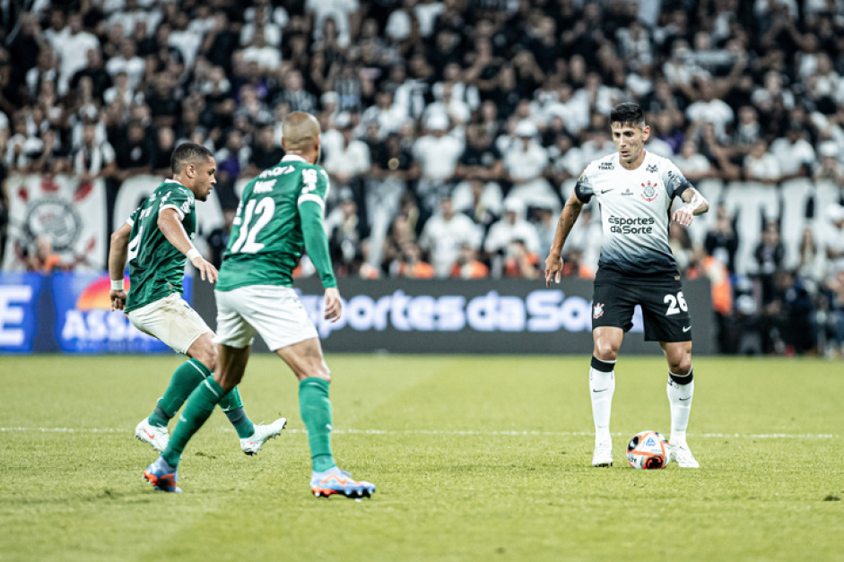 Fabrizio Angileri no duelo contra o Palmeiras
