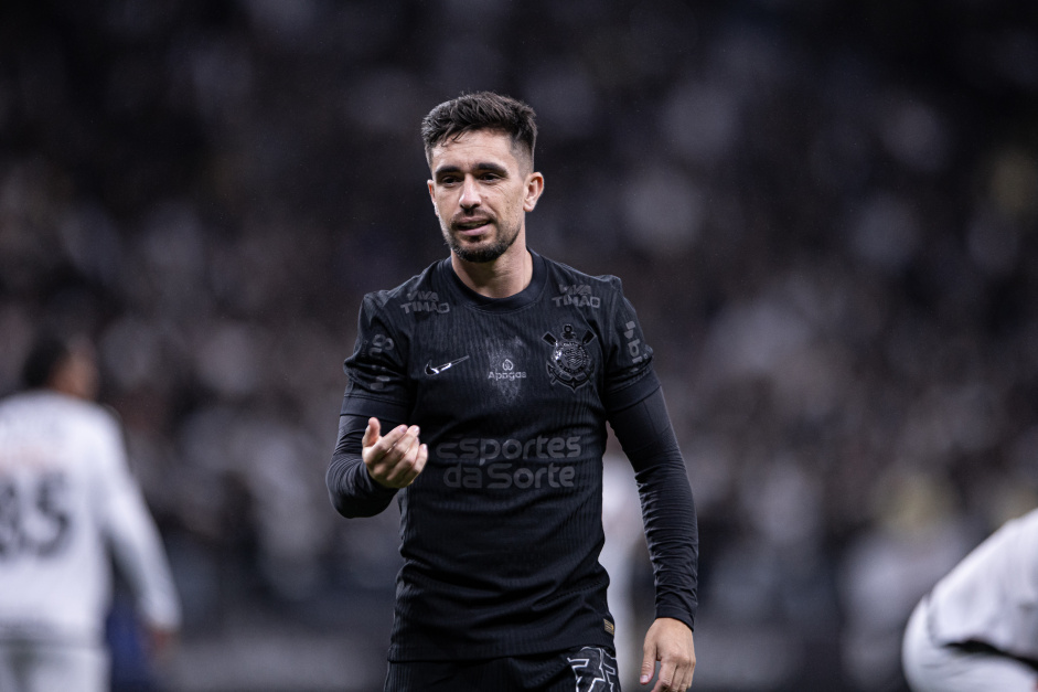 Coronado brilha e conquista elogios da comissão técnica após vitória no Corinthians