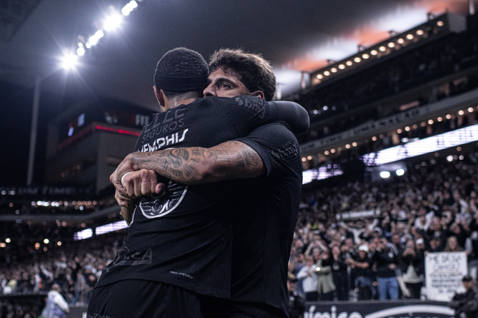 Memphis Depay e Yuri Alberto comemorando juntos um tento anotado pelo Corinthians