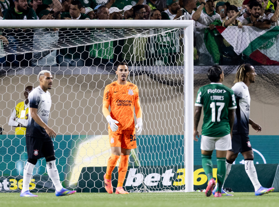 Matheuzinho, Matheus Donelli e Andr Carrillo durante partida contra o Palmeiras