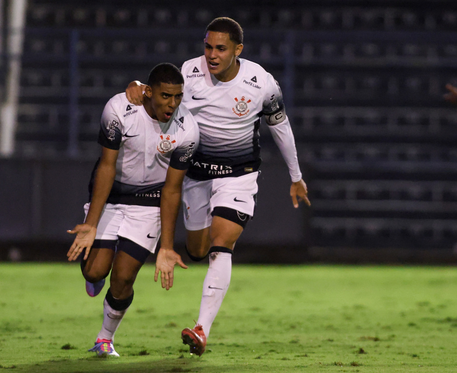 Gui Nego, que teve proposta recusada pelo Corinthians do futebol francs, ao lado de Luiz Gustavo Bahia