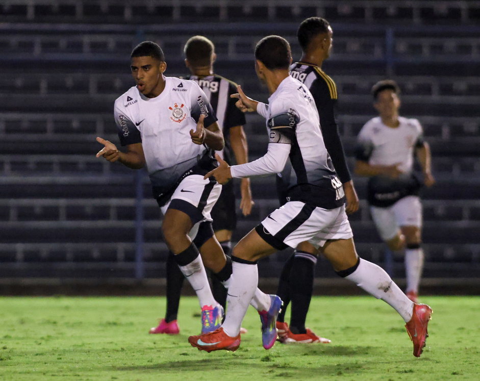 Gui Nego e Bahia comemoram gol diante do Atltico-MG