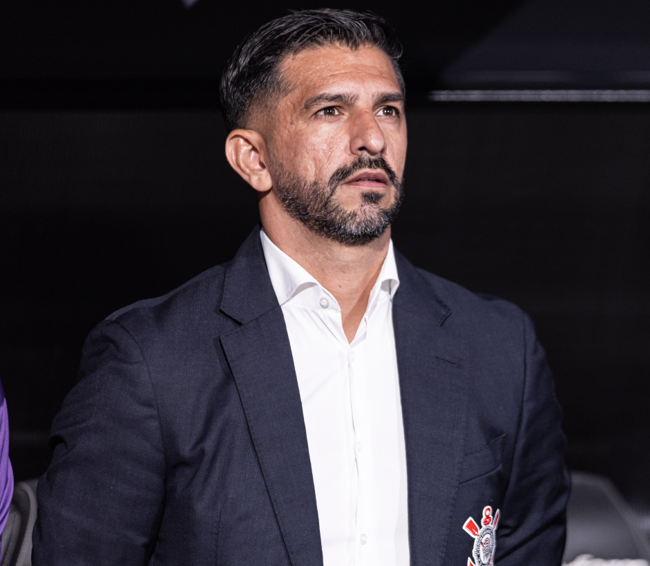 Emiliano Daz  beira do campo durante jogo do Corinthians
