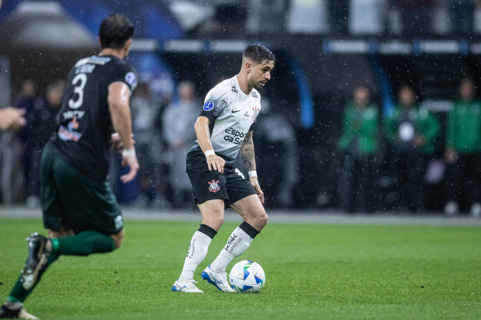 Igor Coronado voltou de leso na vitria do Corinthians sobre o Racing