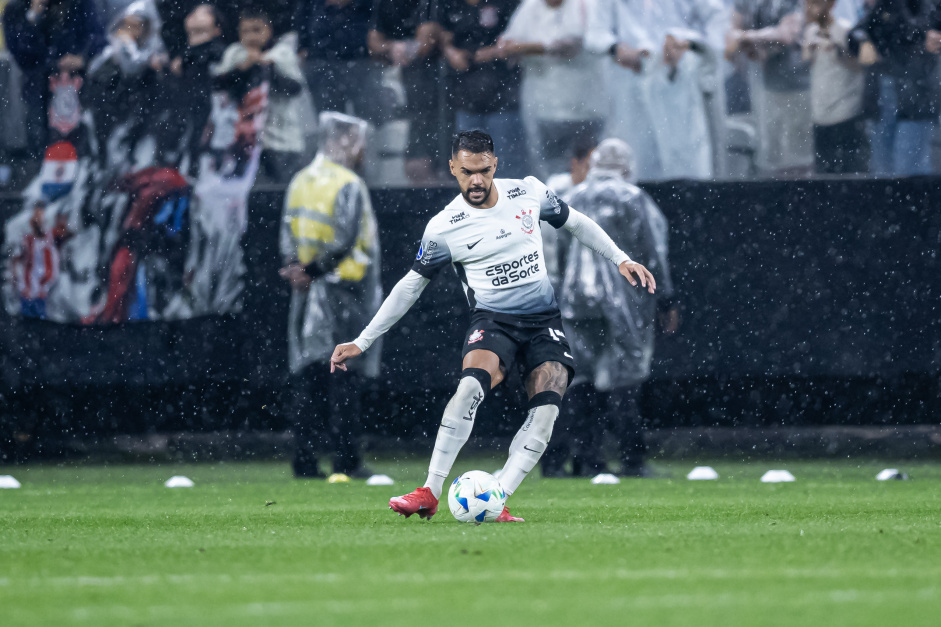 Raniele passou a ser zagueiro no duelo contra o Racing, do Uruguai, pela Sul-Americana