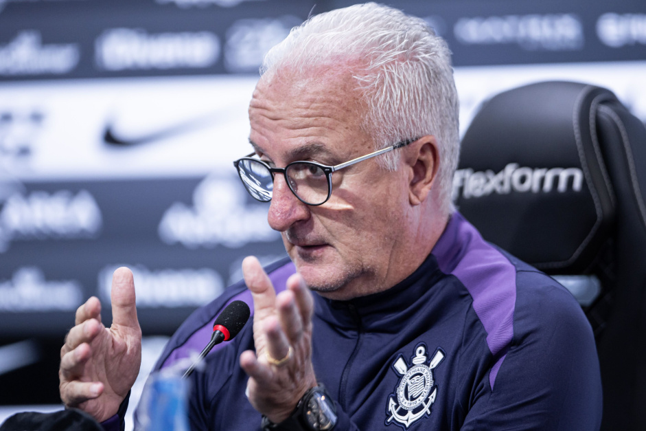 Dorival Jnior chega ao Corinthians e  apresentado no CT Joaquim Grava