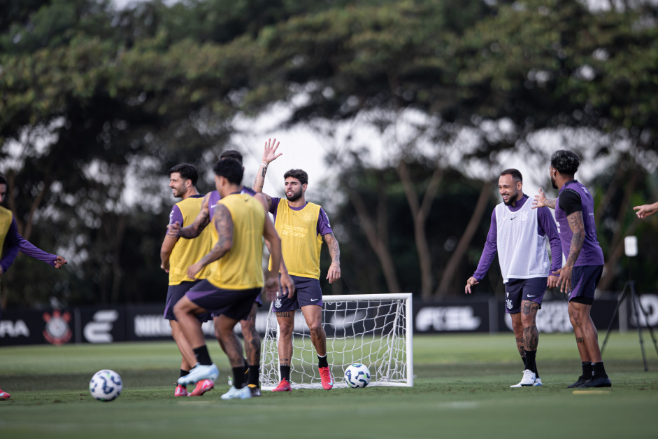 Elenco do Corinthians durante atividade no CT