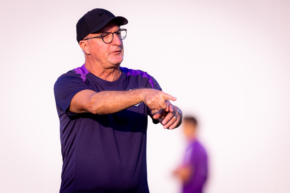 Dorival Jnior dando instrues no treino de preparao para enfrentar o Amrica de Cali
