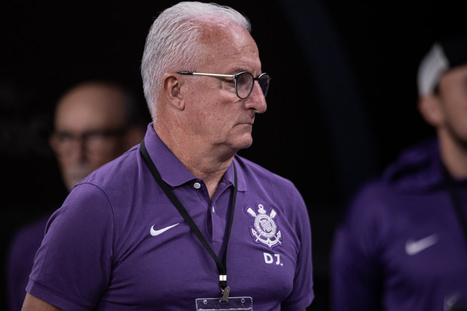 Dorival Jnior observando aquecimento do Corinthians diante do Amrica de Cali, da Colmbia