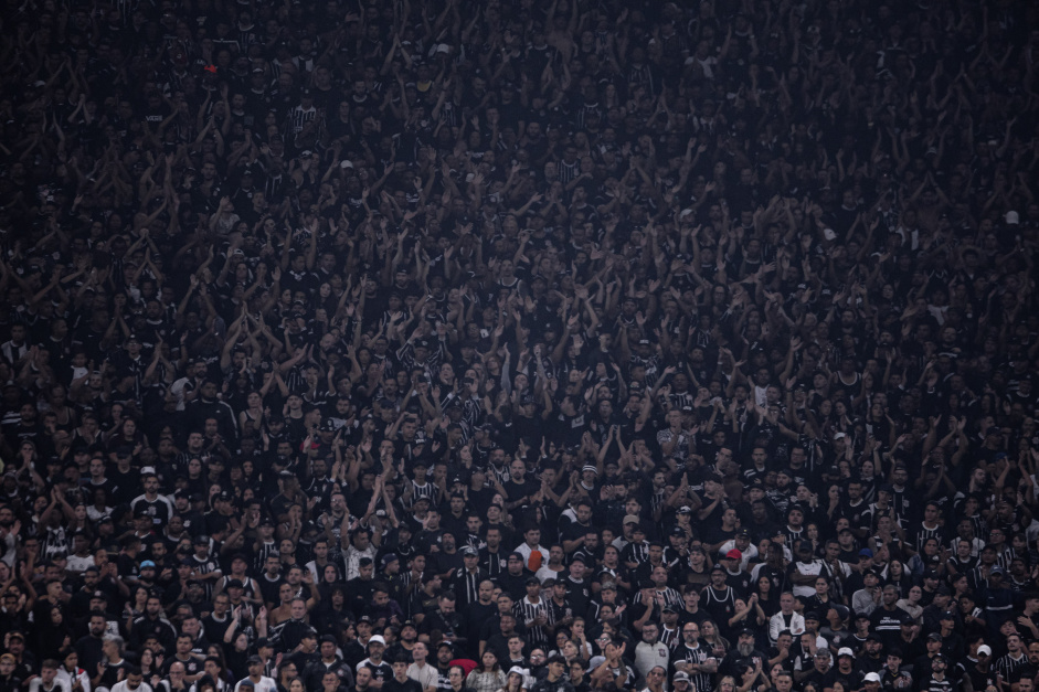 A torcida do Corinthians tem ajudado na campanha para quitao da Neo Qumica Arena.  preciso ficar atento com golpes, porm.
