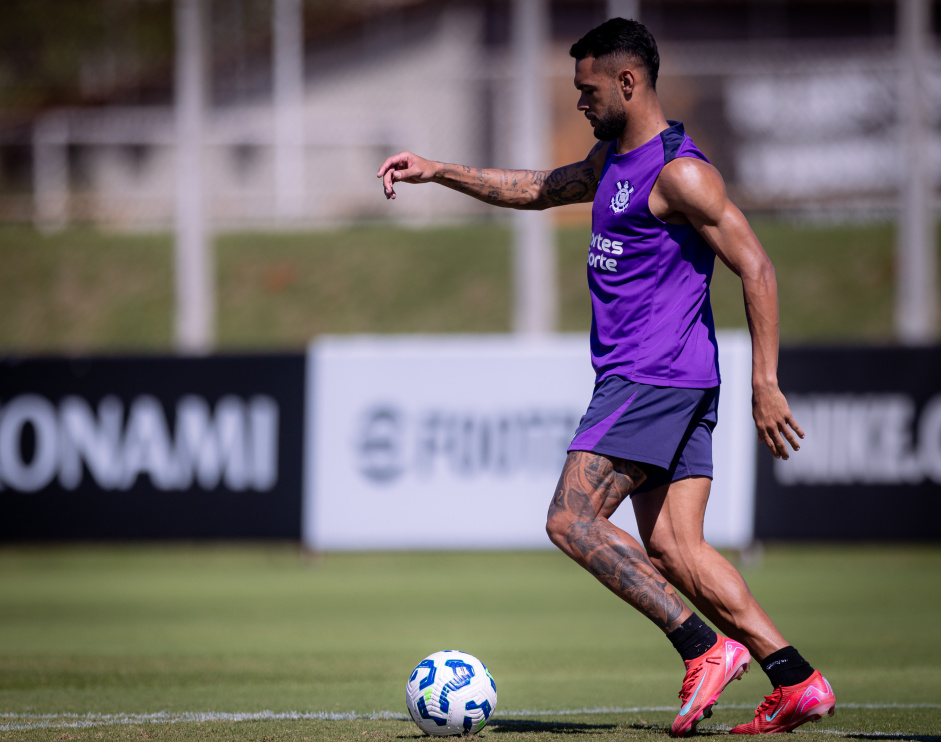 Raniele com a bola durante treino do Corinthians