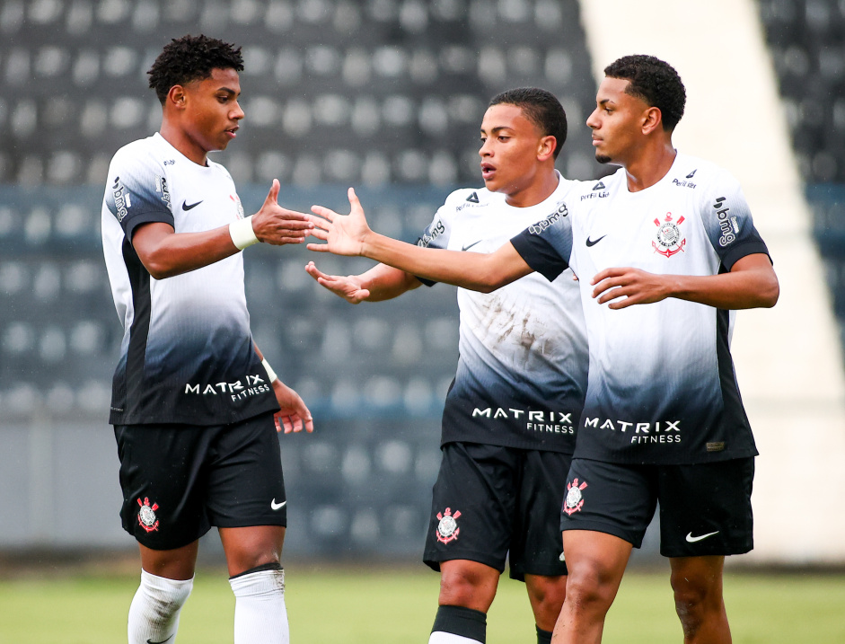 Nicolas Arajo ao lado de Nicollas e Denner, que esto de volta ao Sub-20 do Corinthians