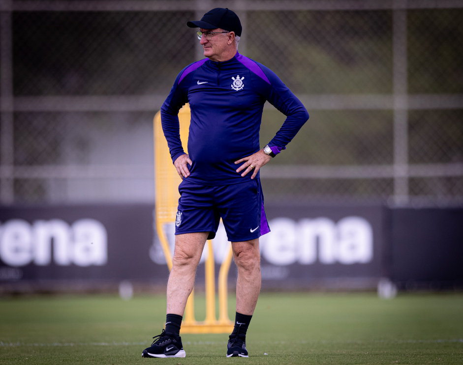 Dorival Jnior observando o ltimo treino do Corinthians antes do confronto contra o Racing