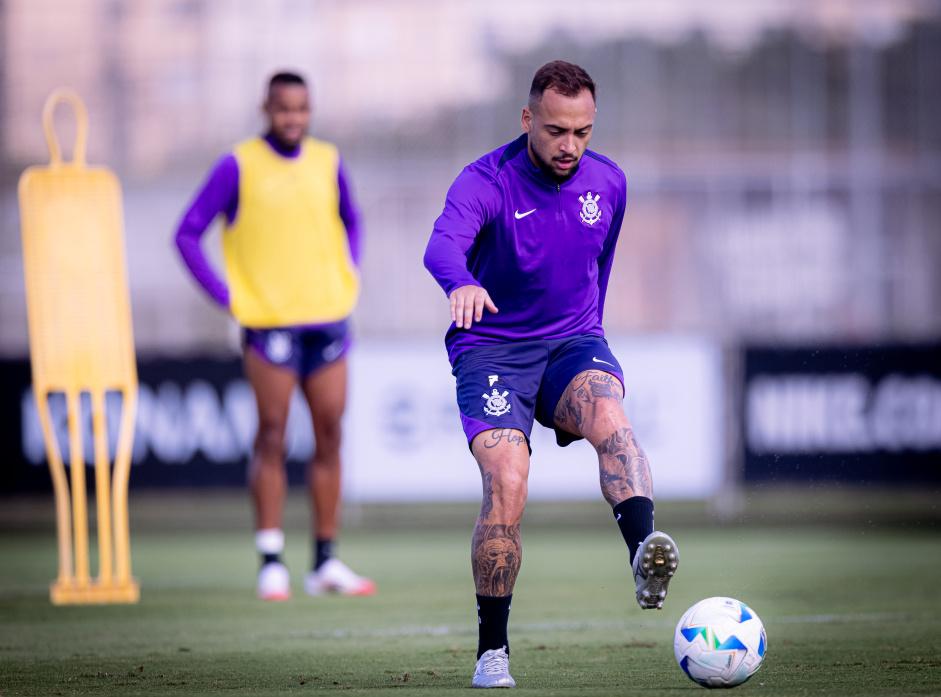Maycon no treino de preparao para enfrentar o Racing, do Uruguai