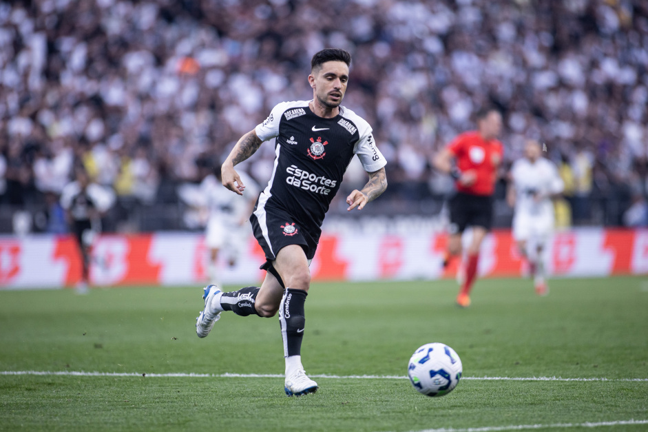 Igor Coronado conduzindo a bola no jogo entre Corinthians e Santos, na Neo Qumica Arena