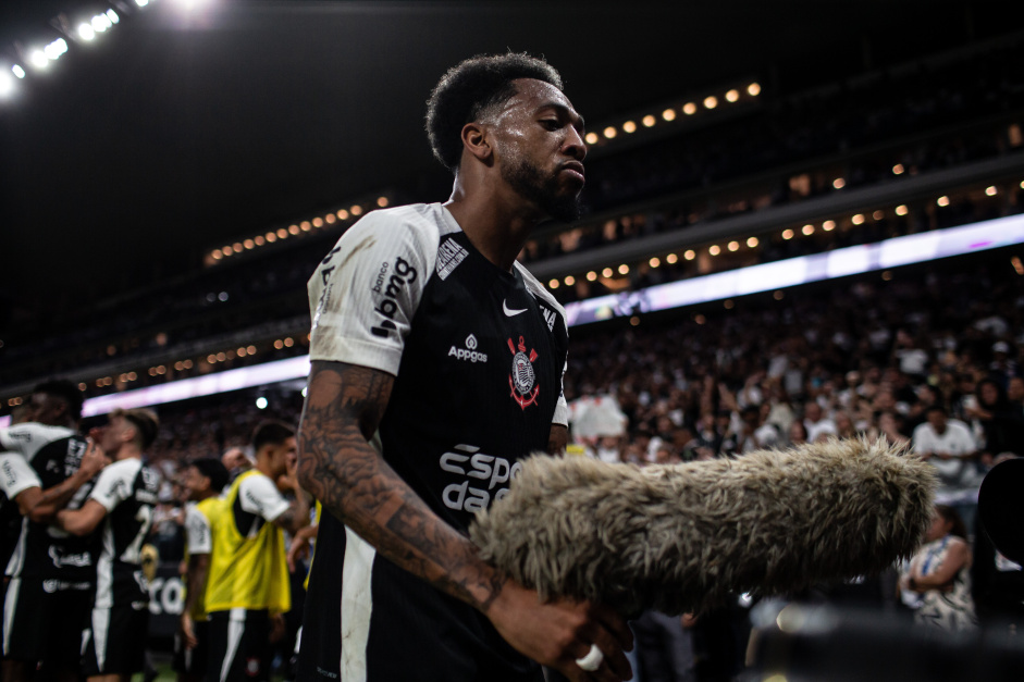 Jos Martnez comemora assistncia em vitria do Corinthians e cutuca lateral do Santos