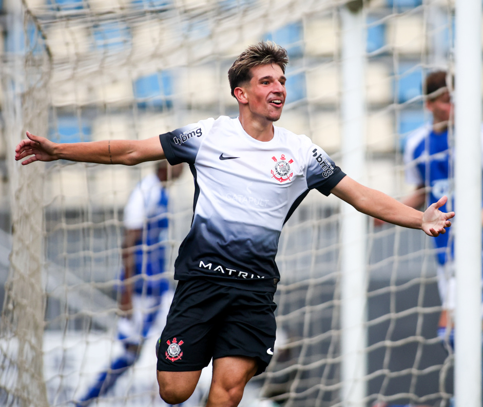 Lucca Caramico assinou o seu primeiro contrato profissional com o Corinthians
