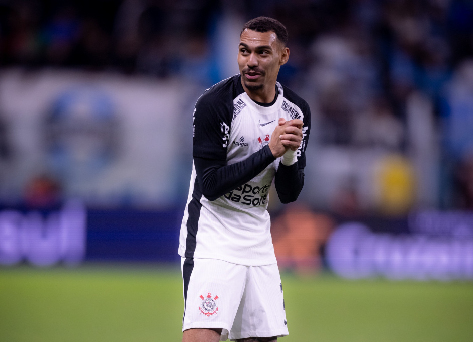 Matheuzinho em ação diante do Grêmio pelo Brasileirão