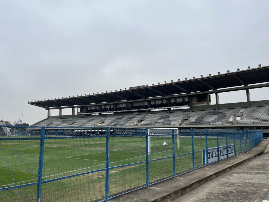 Uma torcedora do Corinthians teria dito ao atleta do Manthiqueira: "Preto, filho da p***, sem família, vai tomar no c*!"