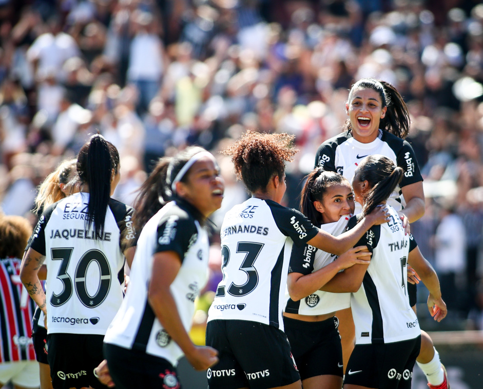 Corinthians comemorando um dos gols marcados no ltimo Majestoso