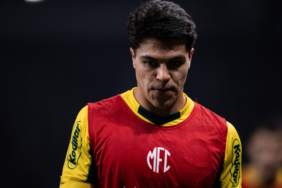 Roni relembra saída do Corinthians e elogia jovens da base