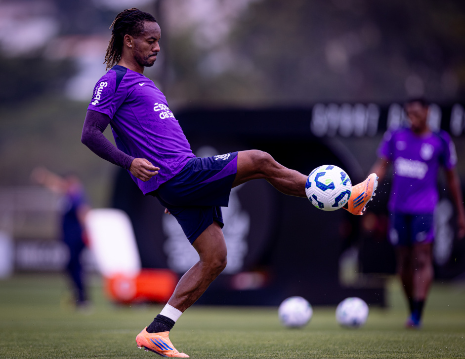 Andr Carrillo em ao durante treino do Corinthians