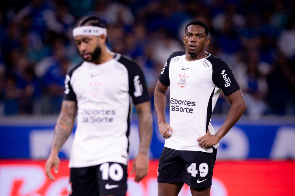 Memphis Depay pediu cautela ao Corinthians para vender Andr� Luiz
